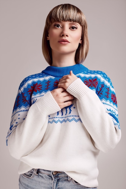 Mooie blonde vrouw met kort haar in Kerstmissweater