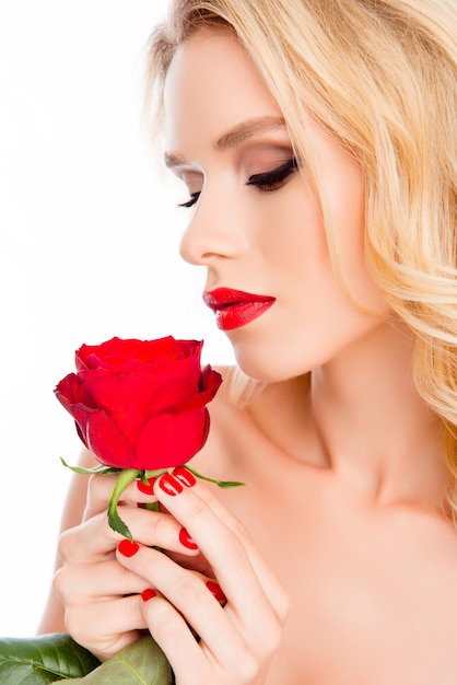 Mooie blonde vrouw met stijlvolle make-up met rode roos