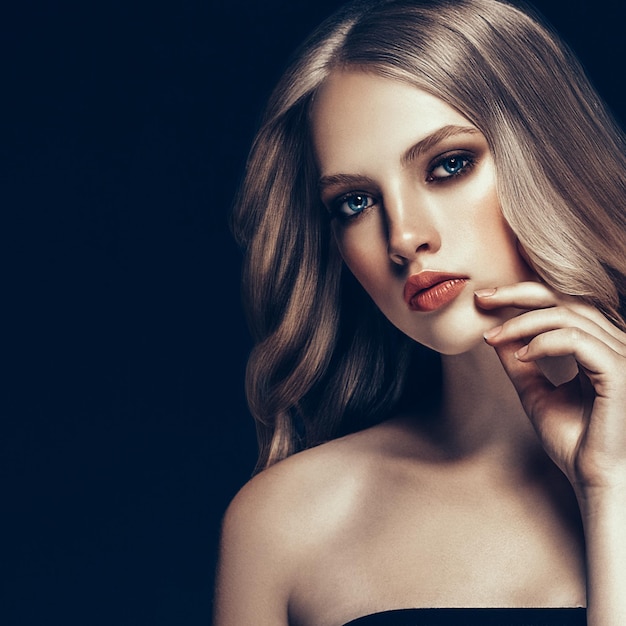 Mooie blonde vrouw schoonheid model meisje met perfecte make-up en kapsel op zwarte achtergrond.
