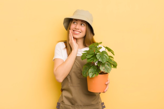 Mooie blonde vrouw tuinman concept