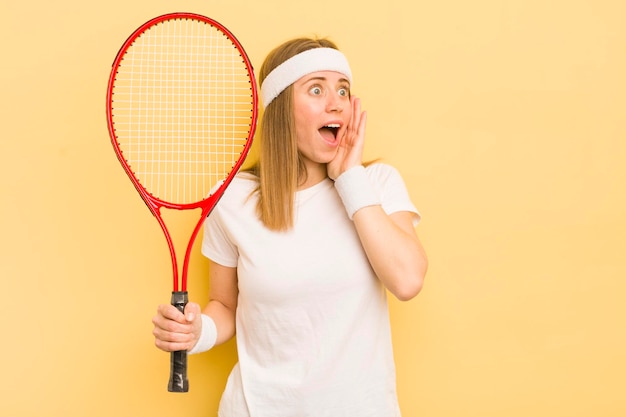 Mooie blonde vrouw voelt zich gelukkig opgewonden en verrast tennisconcept