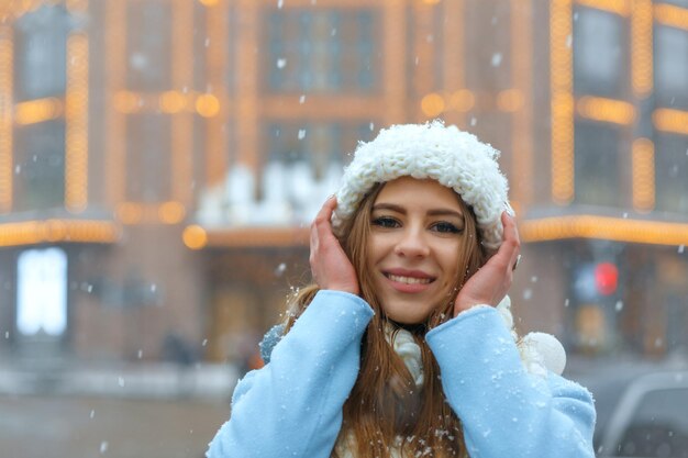 Mooie blonde vrouw wandelen in de stad in de winter. Lege ruimte