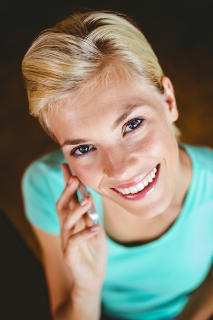 Mooie blondevrouw die haar smartphone gebruiken