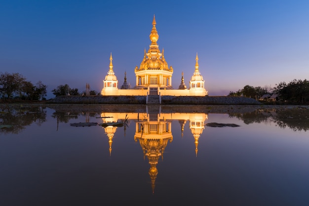 Mooie boeddhistische pagode met schemerhemel