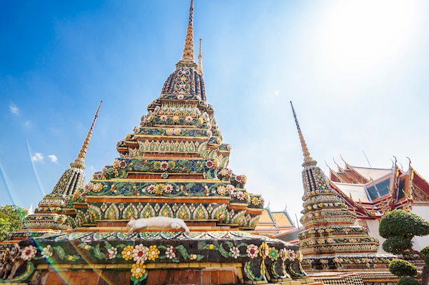 Mooie boeddhistische tempel Wat Pho in de hoofdstad van Thailand, Bangkok tegen de blauwe hemel,