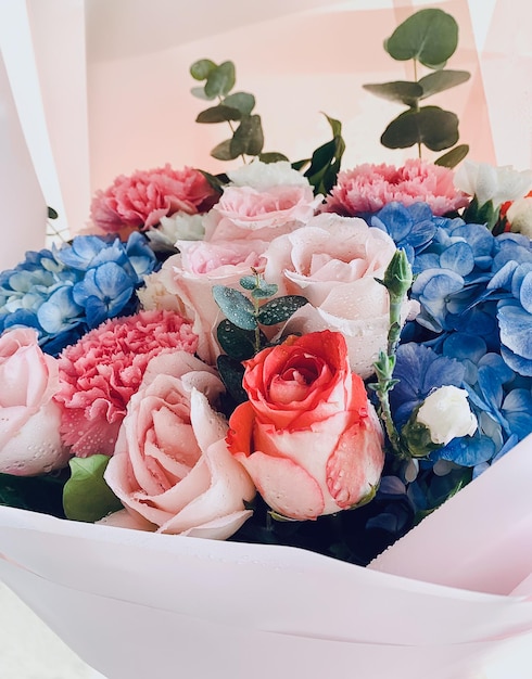 Mooie boeket bloemen met hortensia en roze rozen