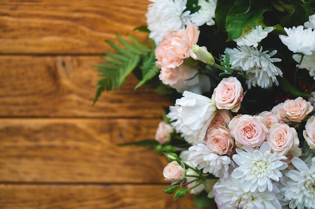 Mooie boeketten bloemen op de achtergrond van een houten plank