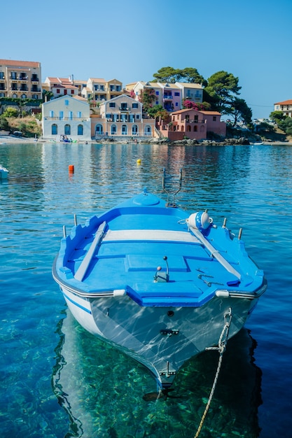 Mooie boot in Assos op het eiland Kefalonia, Griekenland