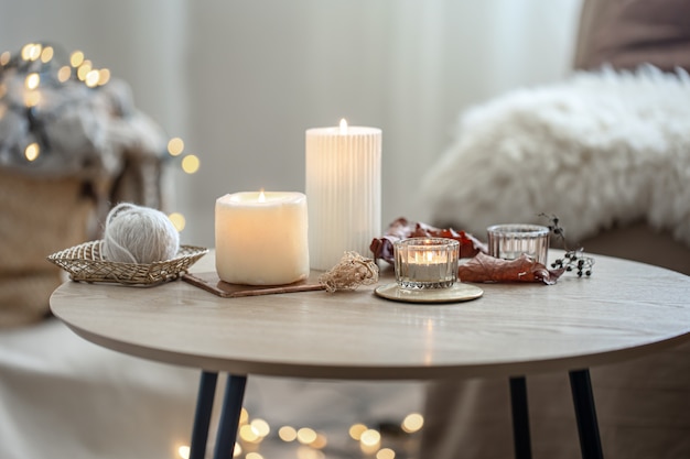 Mooie brandende kaarsen in het interieur van een kamer in Scandinavische stijl.