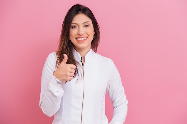 Mooie Braziliaanse blanke vrouw schoonheidsspecialiste schoonheidsspecialist teken van goedkeuring ok goedgekeurd bevestigend vertrouwen Thumb