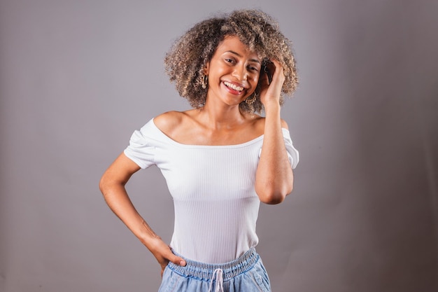 Mooie Braziliaanse vrouw blackxAmessing met haar haar afro haar met krullen