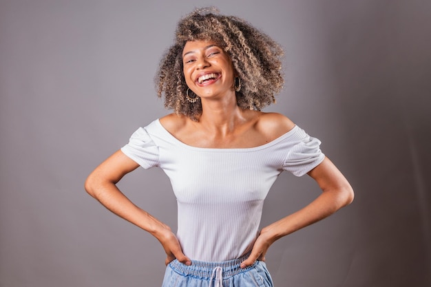 Mooie Braziliaanse vrouw blackxAposeren voor foto