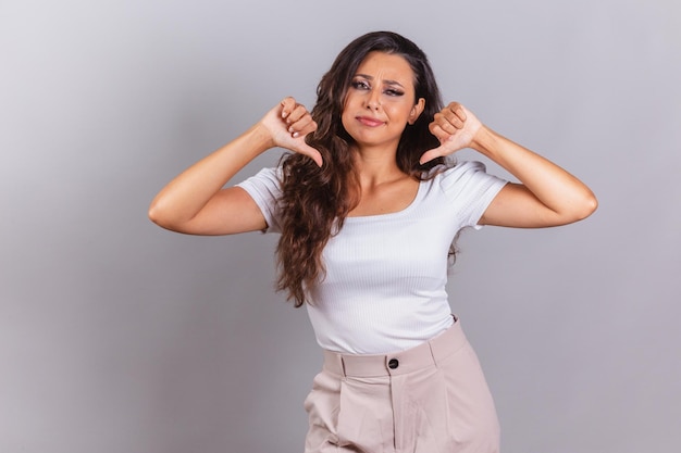 Mooie Braziliaanse vrouw bruin haar lage duim negatief