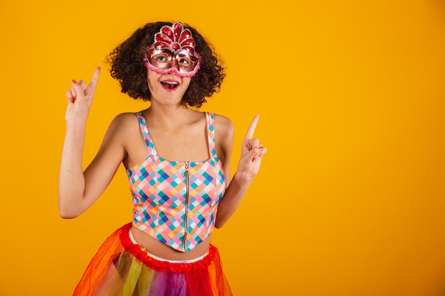 Foto mooie braziliaanse vrouw gekleed in carnaval kleren dansen