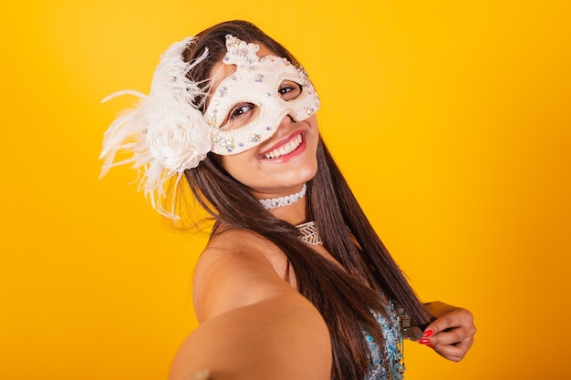 Mooie Braziliaanse vrouw in blauwe en witte carnaval kleren close-up foto selfie