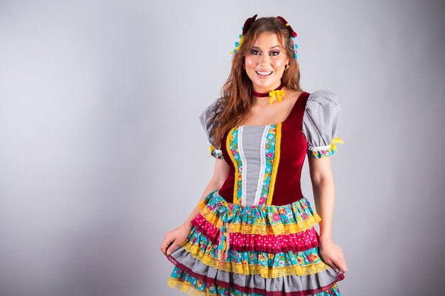 Mooie Braziliaanse vrouw in landelijke kleding voor Festa de Sao Joao Festa Junina Poseren voor foto Halve lichaamsfoto