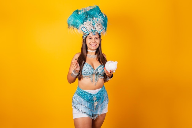 Mooie braziliaanse vrouw met blauwe carnaval kleren veren kroon carnaval koningin met spaarvarken en munt