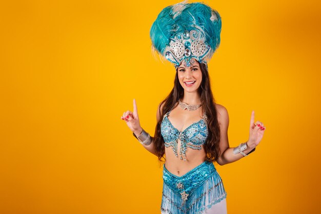 Mooie braziliaanse vrouw met koninginkleren van de sambaschool carnaval Kroon van veren dansen