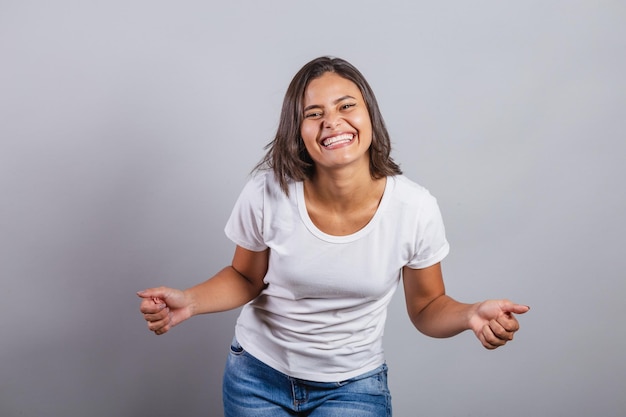 Mooie Braziliaanse vrouwendenim en het witte optimistische glimlachen