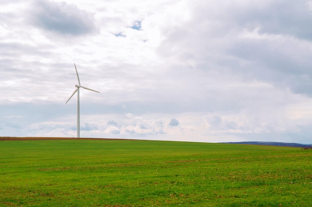 Mooie brede opname van een enkele windturbine die op een groene weide staat