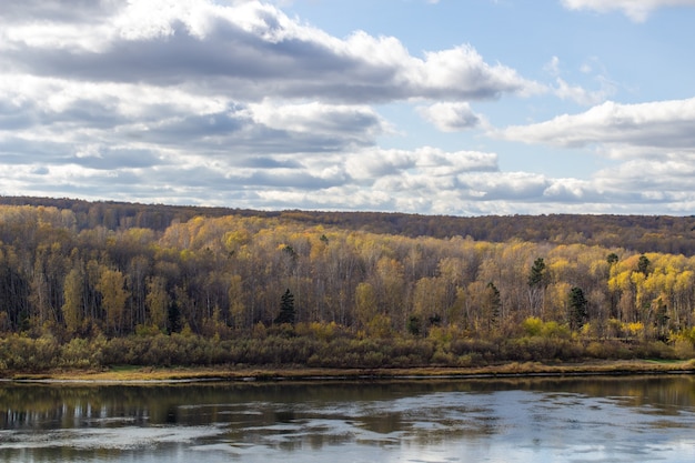 Mooie brede rivier in het herfstbos op een rustige en vredige plek