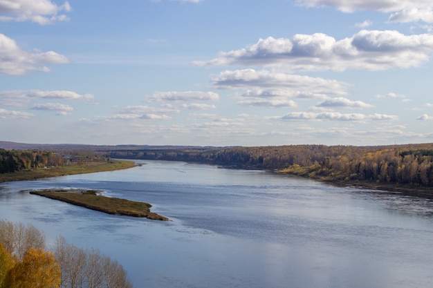 Mooie brede rivier in het herfstbos op een rustige en vredige plek