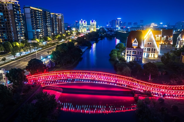 Mooie brug met stad in de nacht