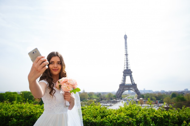 Mooie bruid die een selfie in parijs