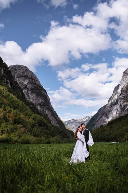 Foto mooie bruid en bruidegom in de rotsachtige bergen