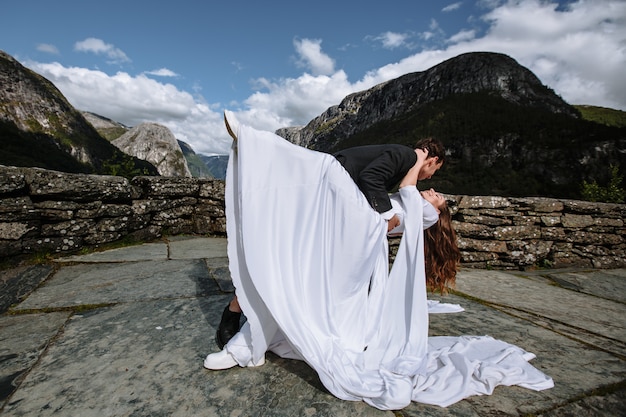 Mooie bruid en bruidegom in de rotsachtige bergen