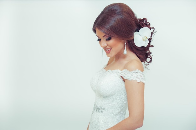 Foto mooie bruid op een witte achtergrond