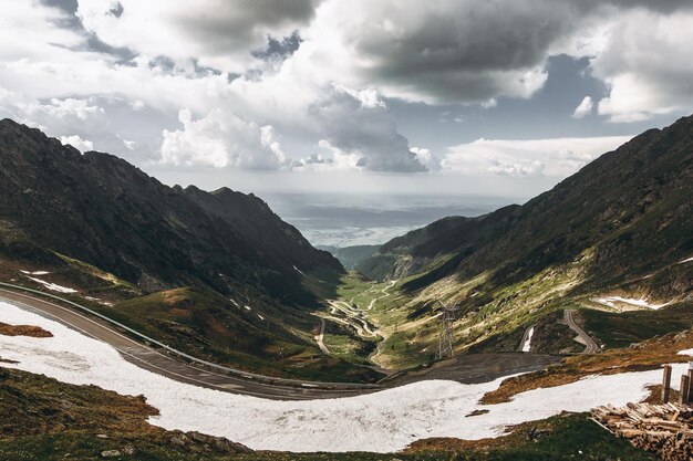 Mooie bruidspaar bruid en bruidegom verliefd op de achtergrond van bergen