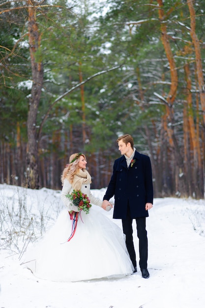 Mooie bruidspaar op hun winter bruiloft