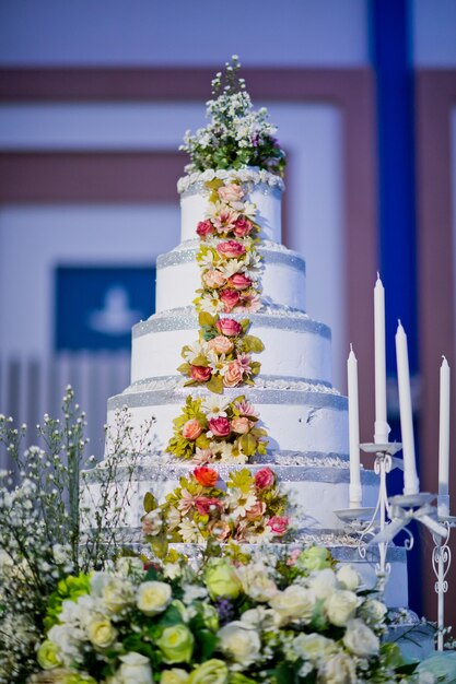 mooie bruidstaart. witte cake bruiloft decoratie