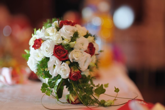 Mooie bruiloft boeket op tafel