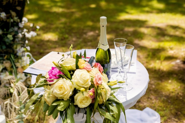 Mooie bruiloft decoraties voor de ceremonie buiten bij zonnig weer