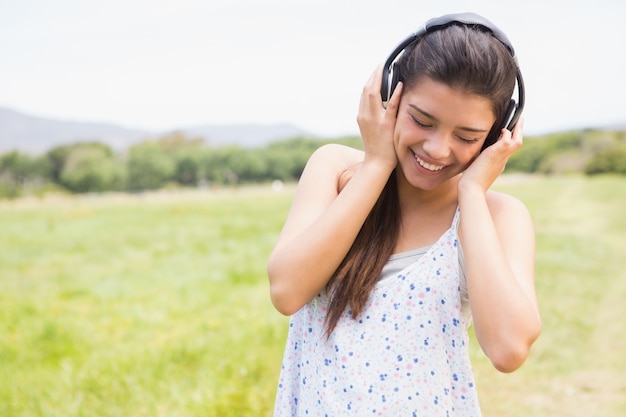 Mooie brunette die aan muziek luistert