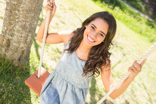 Mooie brunette die in park slingert