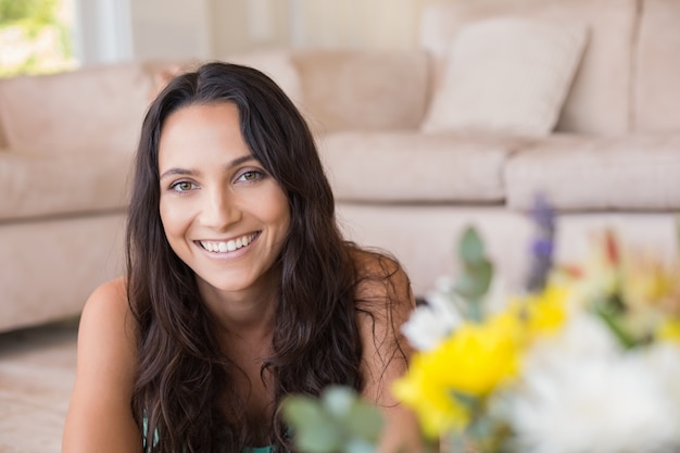 Mooie brunette die op de vloer ligt