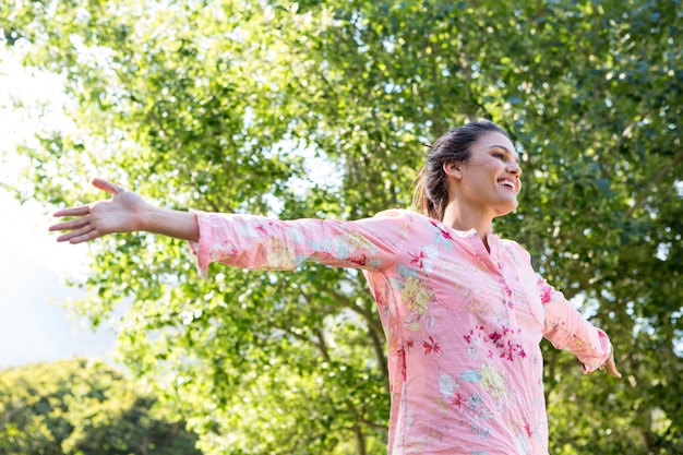 Foto mooie brunette die zich vrij in het park voelt