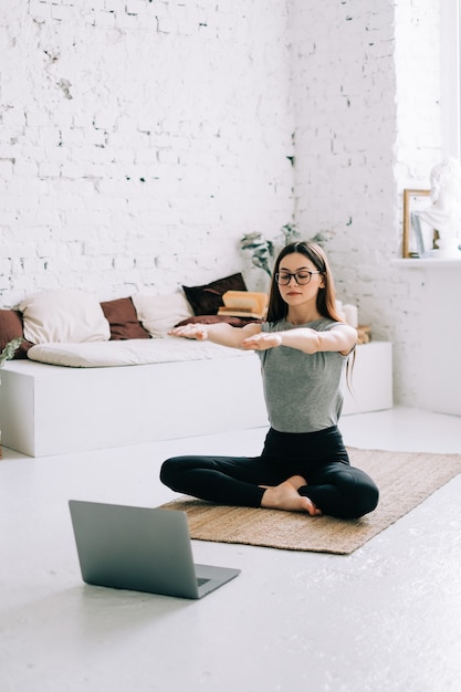 Mooie brunette fitness vrouw maken rekoefeningen