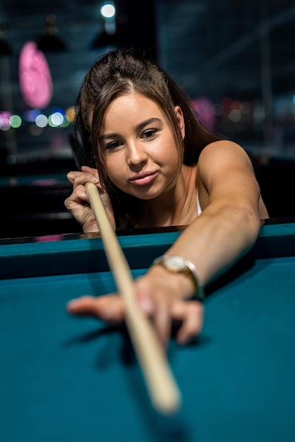 Mooie brunette gaat snooker schieten