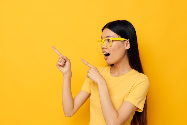 Mooie brunette handen gebaar emoties bijgesneden weergave studiomodel ongewijzigd