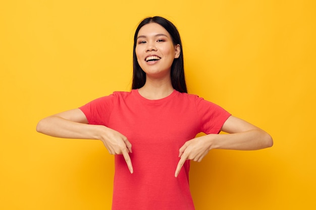 Mooie brunette in een rode t-shirt poseren emoties leuke geïsoleerde achtergrond ongewijzigd