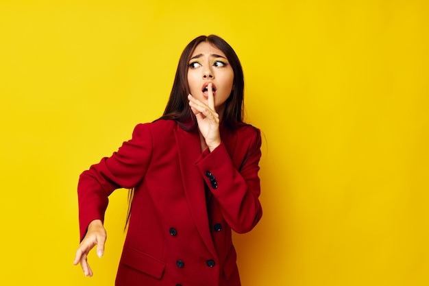 Mooie brunette in een rood jasje cosmetica glimlach studio model ongewijzigd