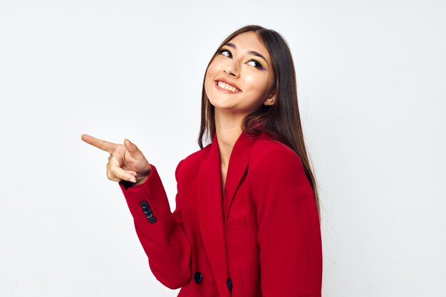 Mooie brunette in een rood jasje cosmetica glimlach studio model ongewijzigd