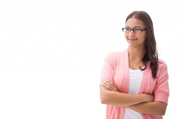 Mooie brunette lachend met gekruiste armen