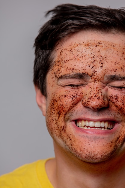 Mooie brunette man met koffiebonen masker