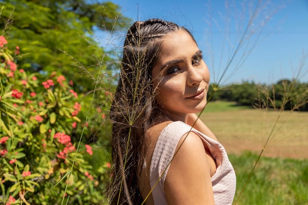 Mooie brunette meid die zich voordeed op foto's in de natuur