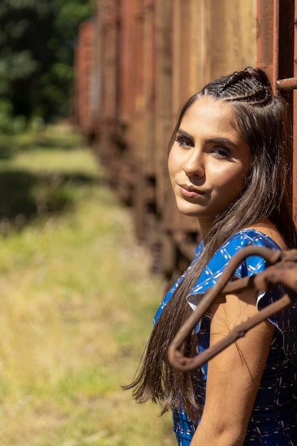 Foto mooie brunette meid die zich voordeed op foto's in de natuur